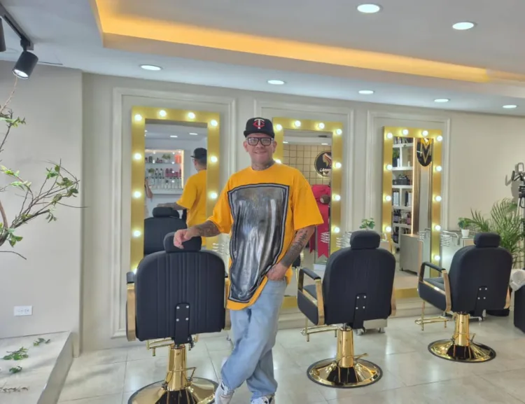 Valderrama Estudio es un local dedicado a la salud capilar y a la estética, ubicado en el Centro Comercial La Galería de Valencia. Se caracterizan por manejar un concepto que va más allá de sus tratamientos. “Estamos caracterizados por ofrecer más que belleza, una experiencia de belleza, en la cual cada uno de nuestros clientes son atendidos personal y exclusivamente para que tengan el servicio ideal”, es la forma en que lo define su propietario, tal. En el estudio trabajan con diversos productos, siempre enfocados en la salud del cliente. En la actualidad, por ejemplo, manejan “All Repair”, que es una marca francesa, desarrollada en Colombia, que incluye champú, mascarilla y un tratamiento a base de ácido hialurónico y aceites esenciales naturales, que recuperan el cabello y le dan un brillo externo. La modalidad de atención es previa cita, no obstante, ofrecen un diagnóstico capilar gratuito sin necesidad de agendar. Asimismo, se hacen tratamientos de tintes, color, alisado, hidratación, manicura, pedicura, maquillaje, extensiones de pestañas, diseños de cejas, entre otros. Las clientas pueden también recibir asesorías con respecto a las tendencias de la temporada y a lo que les pueda asentar mejor, aunque siempre tienen libertad de escoger el estilo que quieran. Valderrama Estudio se encuentra más específicamente en primer local, 2, B3, del Centro Comercial La Galería y tienen un horario que va desde las 9 de la mañana, hasta las 6:30 de la tarde; de lunes a sábado.