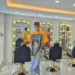 Valderrama Estudio es un local dedicado a la salud capilar y a la estética, ubicado en el Centro Comercial La Galería de Valencia. Se caracterizan por manejar un concepto que va más allá de sus tratamientos. “Estamos caracterizados por ofrecer más que belleza, una experiencia de belleza, en la cual cada uno de nuestros clientes son atendidos personal y exclusivamente para que tengan el servicio ideal”, es la forma en que lo define su propietario, tal. En el estudio trabajan con diversos productos, siempre enfocados en la salud del cliente. En la actualidad, por ejemplo, manejan “All Repair”, que es una marca francesa, desarrollada en Colombia, que incluye champú, mascarilla y un tratamiento a base de ácido hialurónico y aceites esenciales naturales, que recuperan el cabello y le dan un brillo externo. La modalidad de atención es previa cita, no obstante, ofrecen un diagnóstico capilar gratuito sin necesidad de agendar. Asimismo, se hacen tratamientos de tintes, color, alisado, hidratación, manicura, pedicura, maquillaje, extensiones de pestañas, diseños de cejas, entre otros. Las clientas pueden también recibir asesorías con respecto a las tendencias de la temporada y a lo que les pueda asentar mejor, aunque siempre tienen libertad de escoger el estilo que quieran. Valderrama Estudio se encuentra más específicamente en primer local, 2, B3, del Centro Comercial La Galería y tienen un horario que va desde las 9 de la mañana, hasta las 6:30 de la tarde; de lunes a sábado.