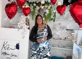 K.G. Diseños es un local ubicado en La Viña con un concepto innovador de decoración, basado en la intervención de objetos con cristales.