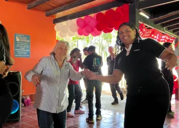 Un grupo de estudiantes de la promoción 24 de la Unidad Educativa San Diego de Alcalá preparo una fiesta para los abuelos del Centro Recreacional del Adulto Mayor “Juan Pablo II”, como parte de su labor social.