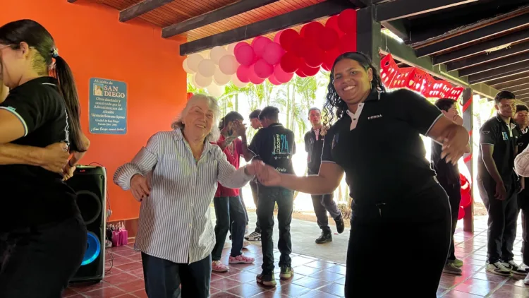 Un grupo de estudiantes de la promoción 24 de la Unidad Educativa San Diego de Alcalá preparo una fiesta para los abuelos del Centro Recreacional del Adulto Mayor “Juan Pablo II”, como parte de su labor social.