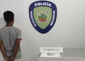 Un hombre fue detenido en la avenida Michelena de la parroquia San Blas por presuntamente dedicarse al microtráfico de estupefacientes.