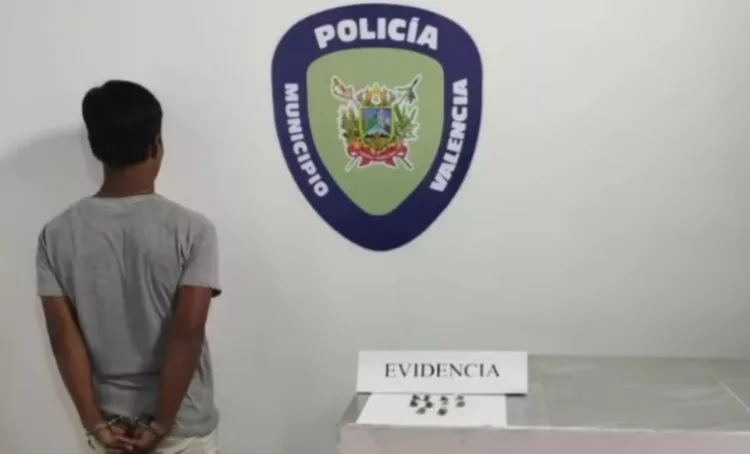 Un hombre fue detenido en la avenida Michelena de la parroquia San Blas por presuntamente dedicarse al microtráfico de estupefacientes.