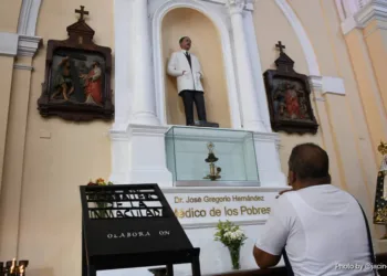 Un grupo de devotos asistieron al santuario Beato Dr. José Gregorio Hernández del centro de Valencia, para elevar sus oraciones de agradecimiento por la autorización emitida por el Vaticano para canonizar al médico venezolano.