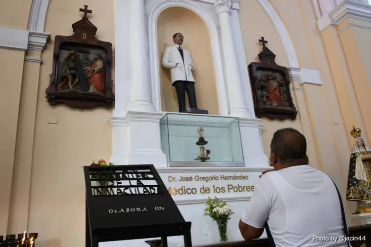 Un grupo de devotos asistieron al santuario Beato Dr. José Gregorio Hernández del centro de Valencia, para elevar sus oraciones de agradecimiento por la autorización emitida por el Vaticano para canonizar al médico venezolano.