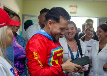 El alcalde de Guacara, Johan Castañeda, recibió recientemente una dotación de insumos y equipos médicos por parte de la Corporación Venezolana de Comercio Exterior (Corpovex), en el marco de la jornada de atención integral que se llevó a cabo en el CDI "Salvador de la Plaza".