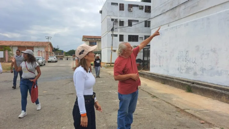 Dina Castillo, alcaldesa del municipio Valencia, llevó a cabo una inspección para constatar el avance de los trabajos que tienen lugar en la comunidad El Palotal de la parroquia Santa Rosa.