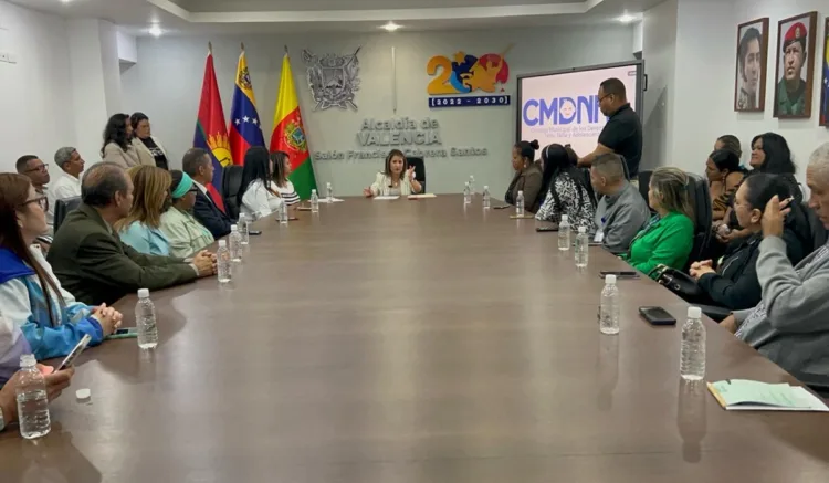 La alcaldesa Dina Castillo juramentó a los nuevos consejeros y consejeras del Consejo Municipal de Protección de Niños, Niñas y Adolescentes, en un acto llevado a cabo este jueves.