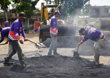 La alcaldía de Valencia, a través del Instituto Autónomo Municipal de Vialidad (IAMVIAL), continúa con los trabajos de bacheo y nivelación de las vías en la urbanización El Palotal, da la parroquia Santa Rosa.