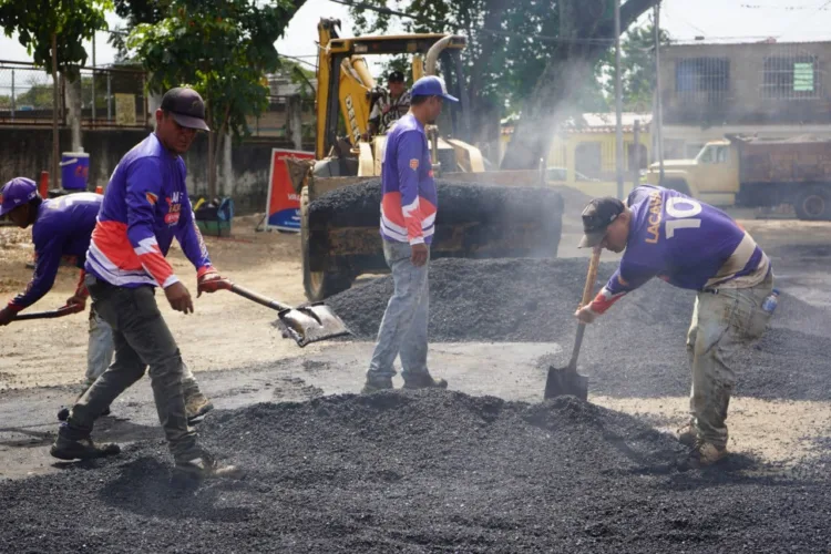 La alcaldía de Valencia, a través del Instituto Autónomo Municipal de Vialidad (IAMVIAL), continúa con los trabajos de bacheo y nivelación de las vías en la urbanización El Palotal, da la parroquia Santa Rosa.