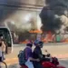 avioneta sobre un autobús