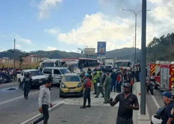 Un accidente de tránsito múltiple se registró este miércoles en la bajada de Tazón, cuando un autobús impactó un aproximado de 17 vehículos. De momento, se registran dos personas fallecidas.