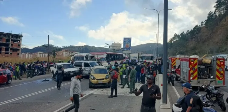 Un accidente de tránsito múltiple se registró este miércoles en la bajada de Tazón, cuando un autobús impactó un aproximado de 17 vehículos. De momento, se registran dos personas fallecidas.