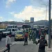 Un accidente de tránsito múltiple se registró este miércoles en la bajada de Tazón, cuando un autobús impactó un aproximado de 17 vehículos. De momento, se registran dos personas fallecidas.