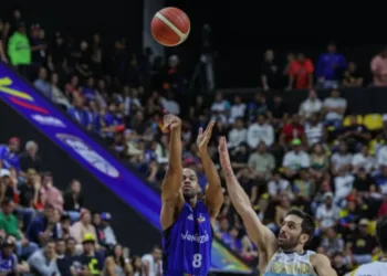 La selección venezolana de baloncesto derrotó este jueves al combinado argentino con marcador de 67-64, en el primer partido de la tercera ventana de las clasificatorias a la Americup.