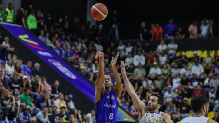 La selección venezolana de baloncesto derrotó este jueves al combinado argentino con marcador de 67-64, en el primer partido de la tercera ventana de las clasificatorias a la Americup.