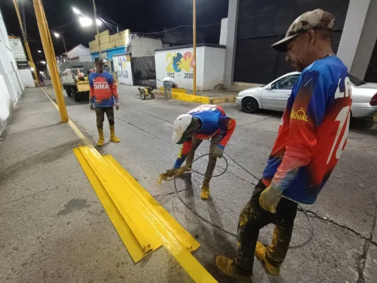 La alcaldía de Valencia inició un operativo de demarcación vial en las calles y avenidas del centro histórico de la entidad.