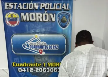 Un sujeto fue detenido en la avenida Falcón de Morón este sábado 22 de febrero por portar un arma de fuego de manera ilícita.