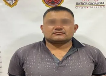 Un sujeto de 29 años, conocido como "Tilín", fue aprehendido recientemente por estar implicado en un triple homicidio motivado por una deuda pendiente, ocurrido en el municipio La Cañada de Urdaneta, estado Zulia.