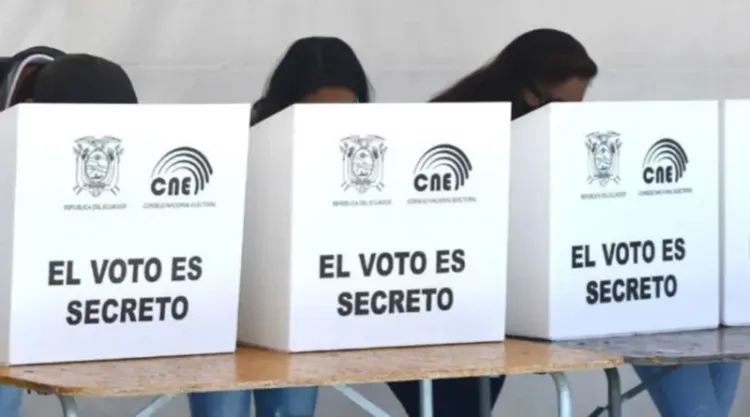 Este domingo tuvo lugar la primera vuelta de las elecciones presidenciales en Ecuador. De acuerdo con Diana Atamiant, presidenta del Consejo Nacional Electoral (CNE), se registró la participación de un 83% de los posibles votantes.
