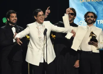 La banda venezolana Rawayana ganó el primer Grammy de su carrera, con el premio al mejor álbum de rock o música alternativa latina. El disco laureado fue “¿Quién trae las cornetas?