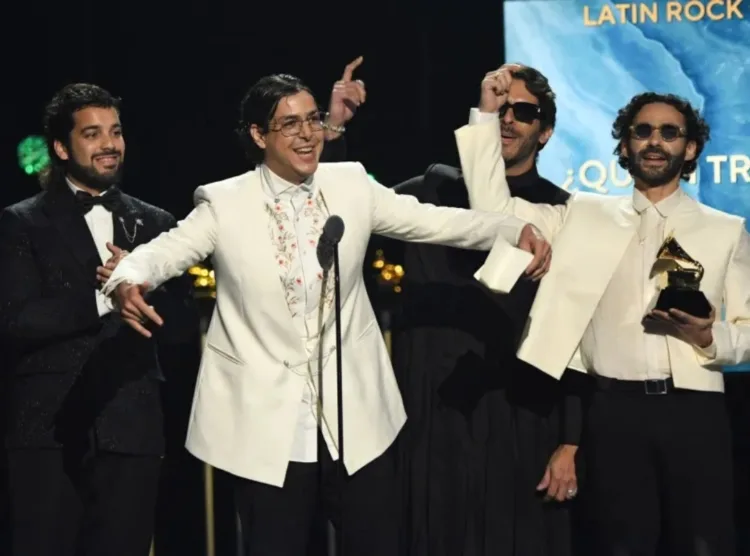 La banda venezolana Rawayana ganó el primer Grammy de su carrera, con el premio al mejor álbum de rock o música alternativa latina. El disco laureado fue “¿Quién trae las cornetas?