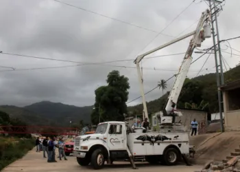 Las autoridades regionales de Carabobo instalaron dos transformadores nuevos en Puerto Cabello, para beneficiar a 50 familias.