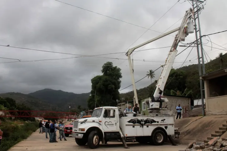 Las autoridades regionales de Carabobo instalaron dos transformadores nuevos en Puerto Cabello, para beneficiar a 50 familias.