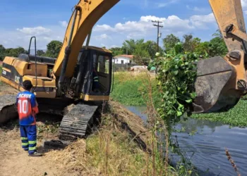 La alcaldía de Valencia llevó a cabo labores de limpieza preventiva en los canales de Bucaral Sur, ubicado en la parroquia Rafael Urdaneta, y José Leonardo Chirinos, de la parroquia Miguel Peña.