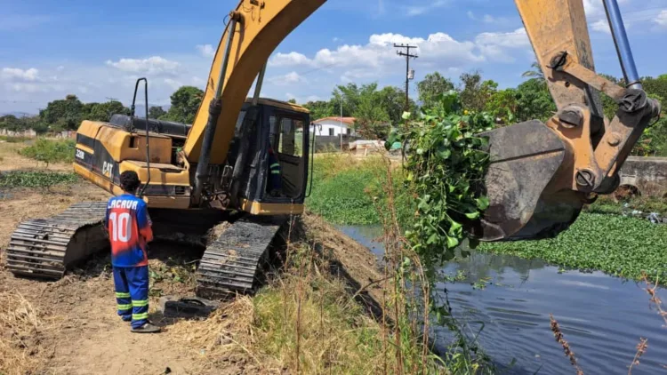 La alcaldía de Valencia llevó a cabo labores de limpieza preventiva en los canales de Bucaral Sur, ubicado en la parroquia Rafael Urdaneta, y José Leonardo Chirinos, de la parroquia Miguel Peña.