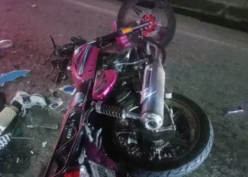 Un accidente de tránsito en la Autopista Sur de Valencia entre una motocicleta y una unidad de transporte público dejó saldo de una persona fallecida.