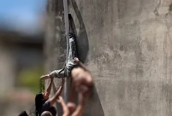 Un hombre de 89 años de edad cayó por un balcón y quedó suspendido en el aire, con un pie atrapado en una tubería, en Mañongo, municipio Naguanagua.