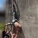 Un hombre de 89 años de edad cayó por un balcón y quedó suspendido en el aire, con un pie atrapado en una tubería, en Mañongo, municipio Naguanagua.
