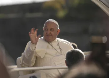 El papa Francisco seguirá internado en un centro de salud debido a un “cuadro clínico complejo”, según reveló el portavoz del Vaticano Matteo Bruni.