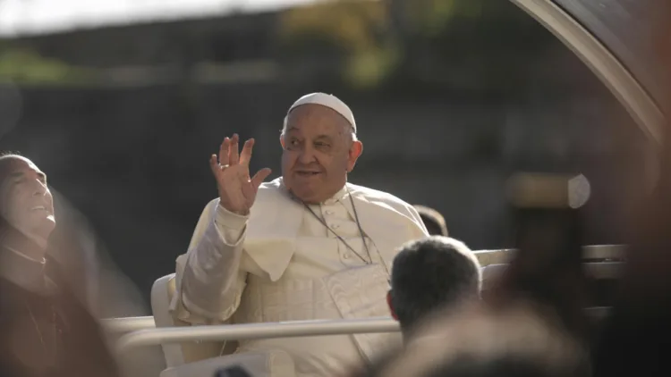 El papa Francisco seguirá internado en un centro de salud debido a un “cuadro clínico complejo”, según reveló el portavoz del Vaticano Matteo Bruni.