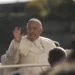 El papa Francisco seguirá internado en un centro de salud debido a un “cuadro clínico complejo”, según reveló el portavoz del Vaticano Matteo Bruni.