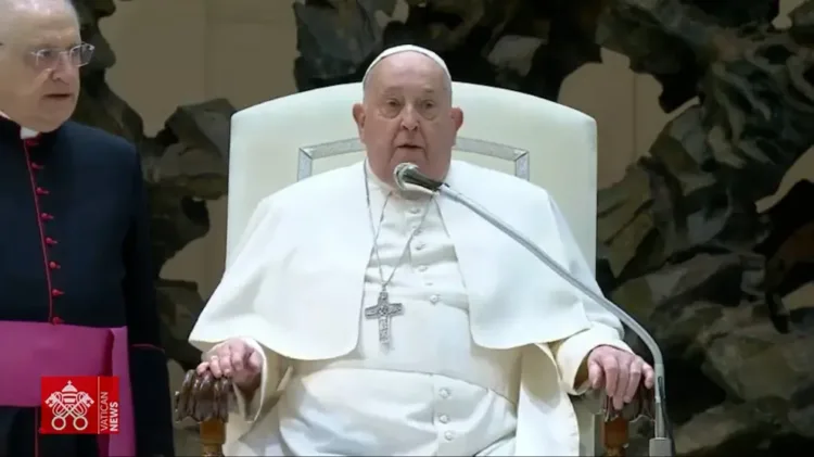 El papa Francisco ha sido hospitalizado este viernes a raíz de un cuadro de bronquitis que ha padecido durante la última semana.