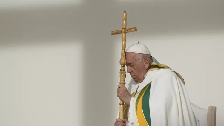 El papa Francisco continúa en un grave estado de salud y algunos estudios médicos sugieren que tiene principios de insuficiencia renal