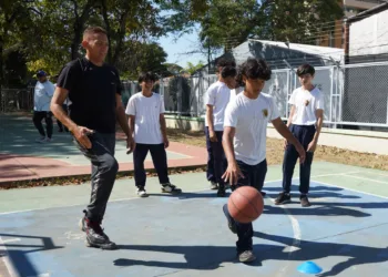 La alcaldía de Valencia, a través del Instituto de Deporte de Valencia (Indeval), llevó a cabo una jornada del programa "Indeval va a la Escuela" en el Liceo Pedro Gual de la parroquia San José.