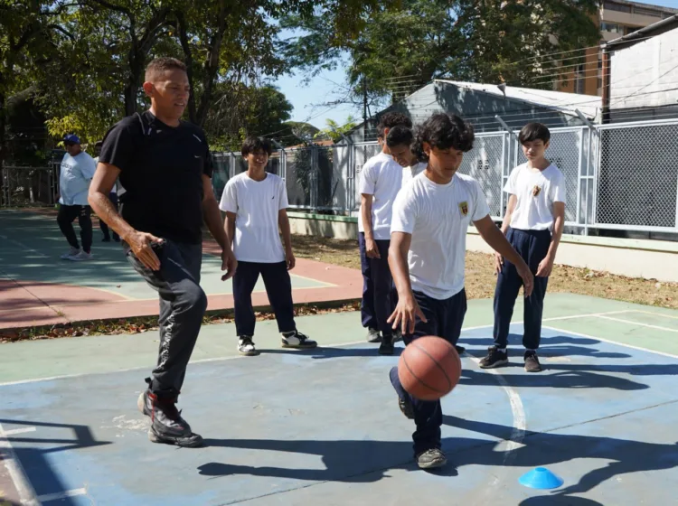 La alcaldía de Valencia, a través del Instituto de Deporte de Valencia (Indeval), llevó a cabo una jornada del programa "Indeval va a la Escuela" en el Liceo Pedro Gual de la parroquia San José.