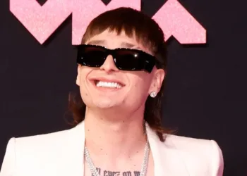 La justicia de los Estados Unidos estaría investigando al cantante mexicano Peso Pluma por presuntos vínculos con bandas de crimen organizado.