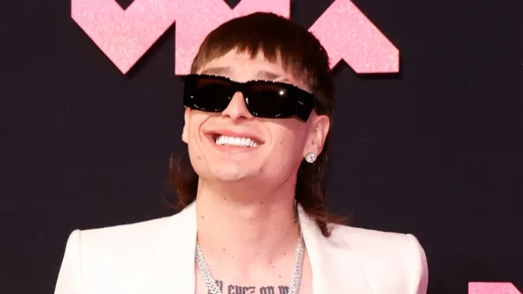 La justicia de los Estados Unidos estaría investigando al cantante mexicano Peso Pluma por presuntos vínculos con bandas de crimen organizado.