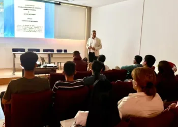 El Colegio de Politólogos de Carabobo presentó su Proyecto de Ley del Ejercicio del Politólogo a los estudiantes de Estudios Políticos, en un acto realizado en las instalaciones de la Universidad de Carabobo.