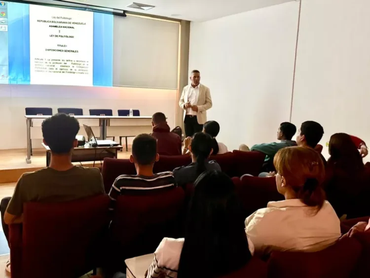 El Colegio de Politólogos de Carabobo presentó su Proyecto de Ley del Ejercicio del Politólogo a los estudiantes de Estudios Políticos, en un acto realizado en las instalaciones de la Universidad de Carabobo.
