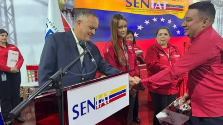 Más de mil 676 trabajadores del Seniat pasaron a ser servidores de carrera Aduanera y Tributaria del ente, durante el trigésimo sexto acto de justicia social.