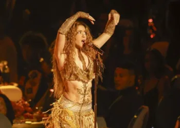 La cantante colombiana Shakira iniciará este martes, en Río de Janeiro, la gira “Las mujeres ya no lloran”, considerada por muchos como la más ambiciosa de toda su carrera.