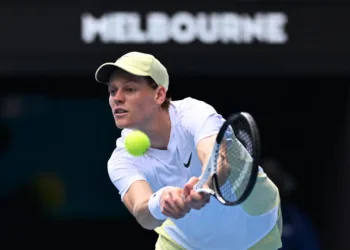 La Agencia Mundial Antidopaje (AMA) ha anunciado una suspensión de tres meses para el número 1 del ranking mundial de tenis, Jannik Sinner, por haber dado positivo en clostebol a principios del año pasado.