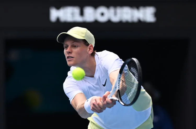 La Agencia Mundial Antidopaje (AMA) ha anunciado una suspensión de tres meses para el número 1 del ranking mundial de tenis, Jannik Sinner, por haber dado positivo en clostebol a principios del año pasado.