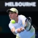 La Agencia Mundial Antidopaje (AMA) ha anunciado una suspensión de tres meses para el número 1 del ranking mundial de tenis, Jannik Sinner, por haber dado positivo en clostebol a principios del año pasado.