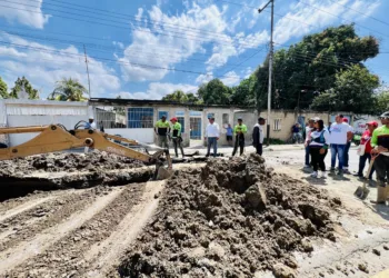 Alcaldía de Diego Ibarra sustituye tubería de aguas servida
